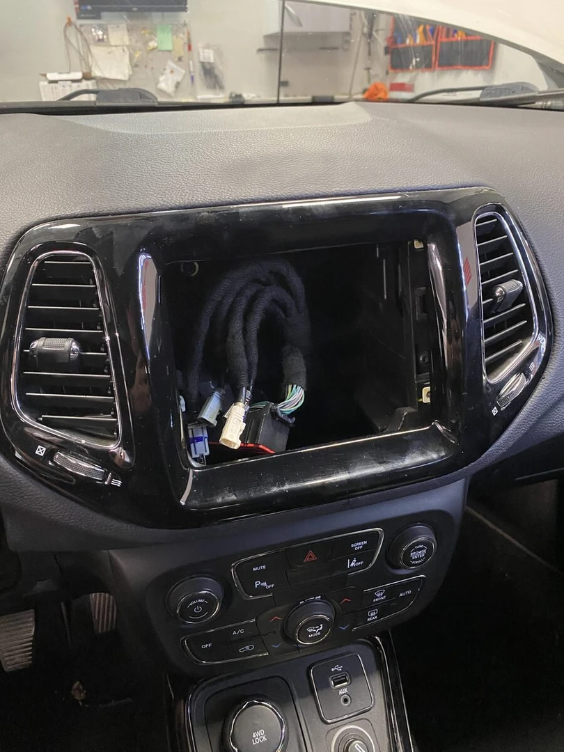 Jeep : remplacement de la dalle tactile de l'écran Uconnect