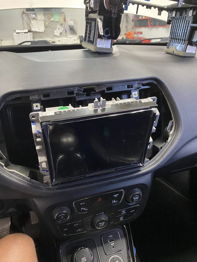 Jeep : remplacement de la dalle tactile de l'écran Uconnect