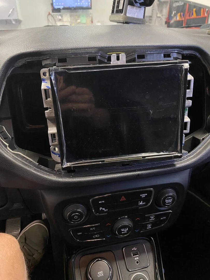Jeep : remplacement de la dalle tactile de l'écran Uconnect