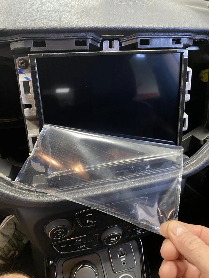 Jeep : remplacement de la dalle tactile de l'écran Uconnect