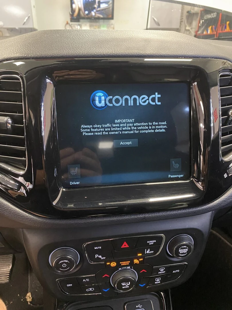Jeep : remplacement de la dalle tactile de l'écran Uconnect