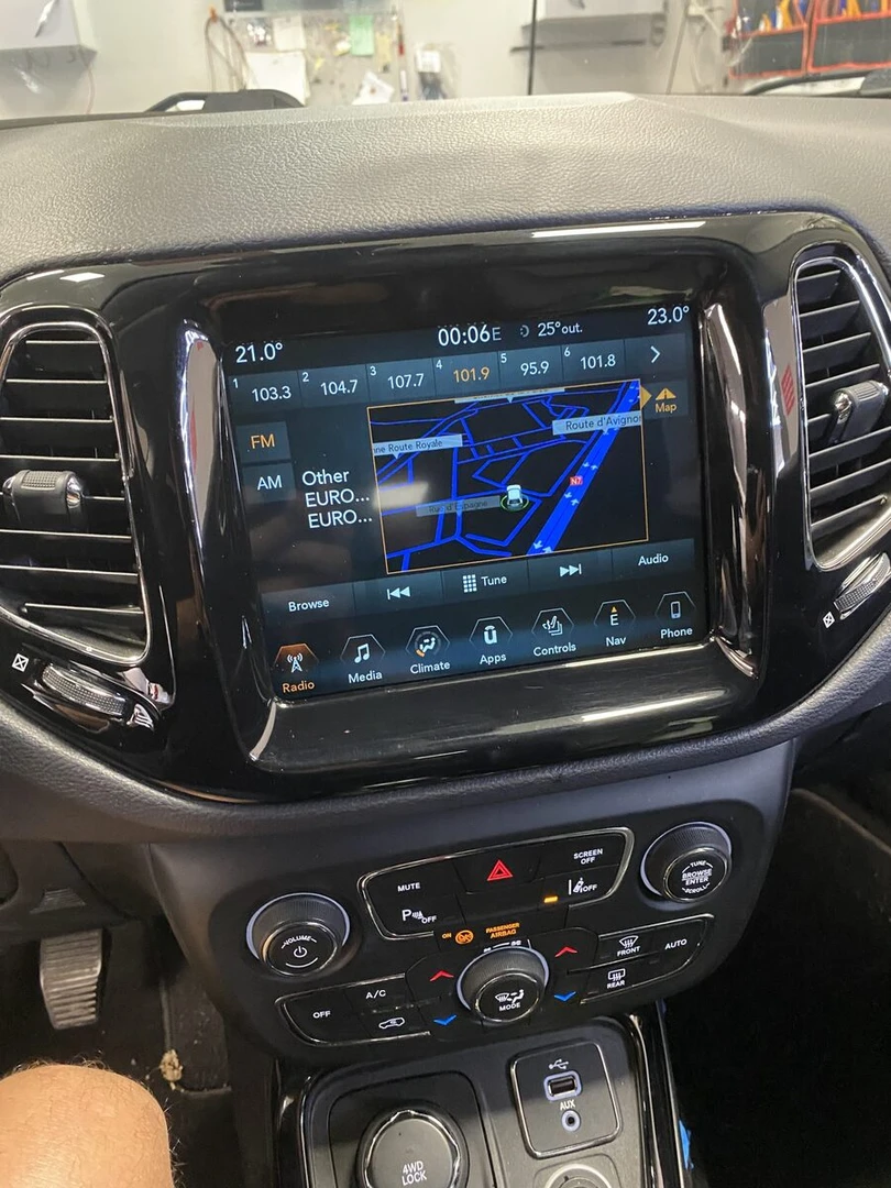 Jeep : remplacement de la dalle tactile de l'écran Uconnect