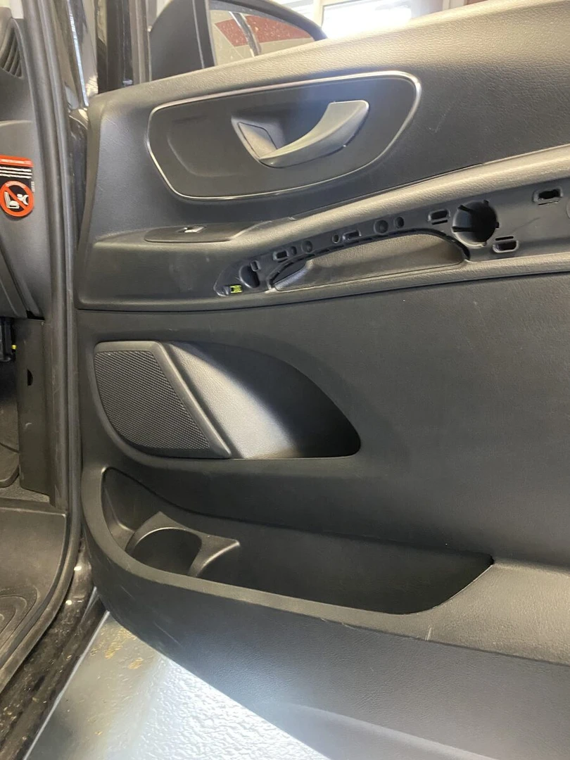 Mercedes Vito : Kenwood CarPlay, BLAM Live et haut-parleurs sous banquette