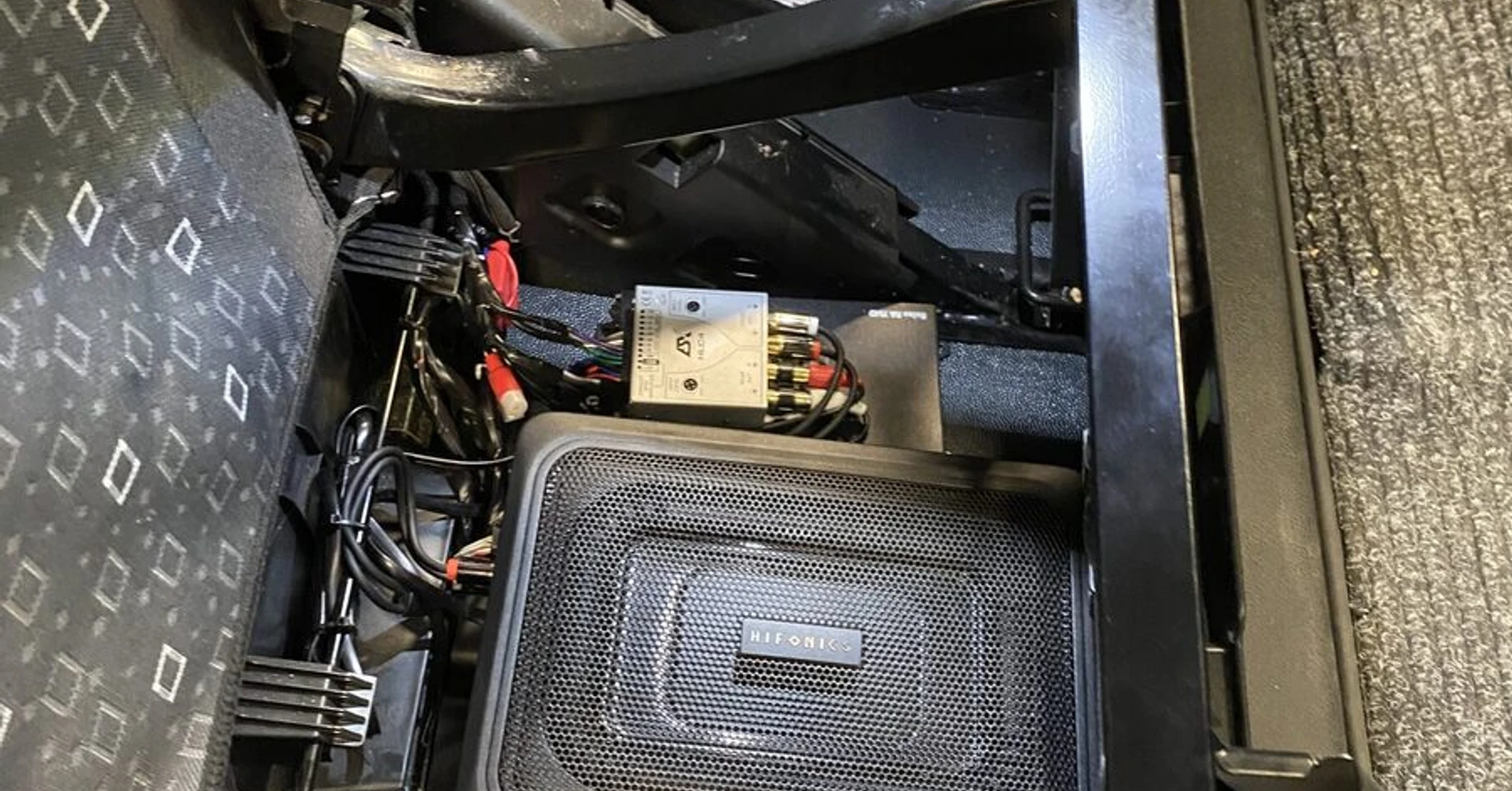 Peugeot Expert 2024 : BLAM, caisson Hifonics, sur-mesure