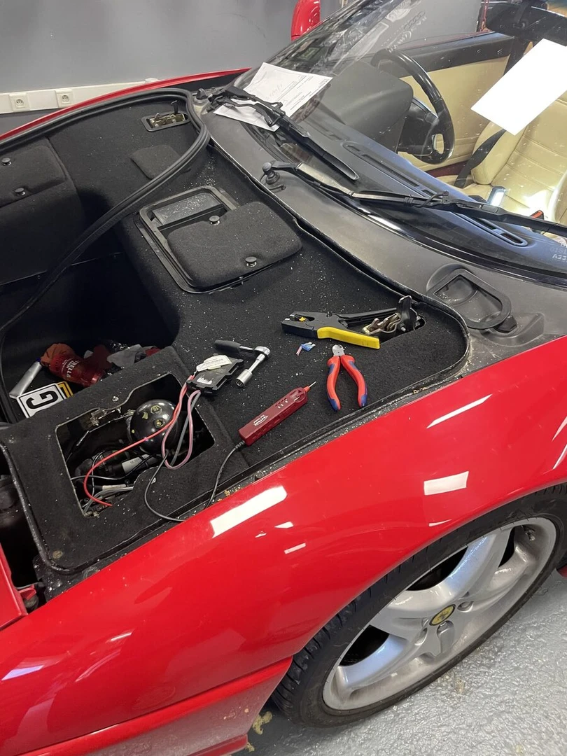 Ferrari F355 Spider : son amélioré et traceur GPS