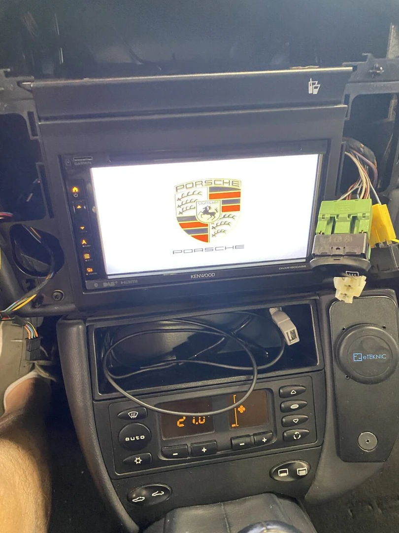 Porsche 996 Targa : Kenwood CarPlay et caméra de recul