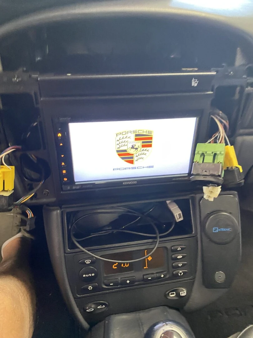 Porsche 996 Targa : Kenwood CarPlay et caméra de recul