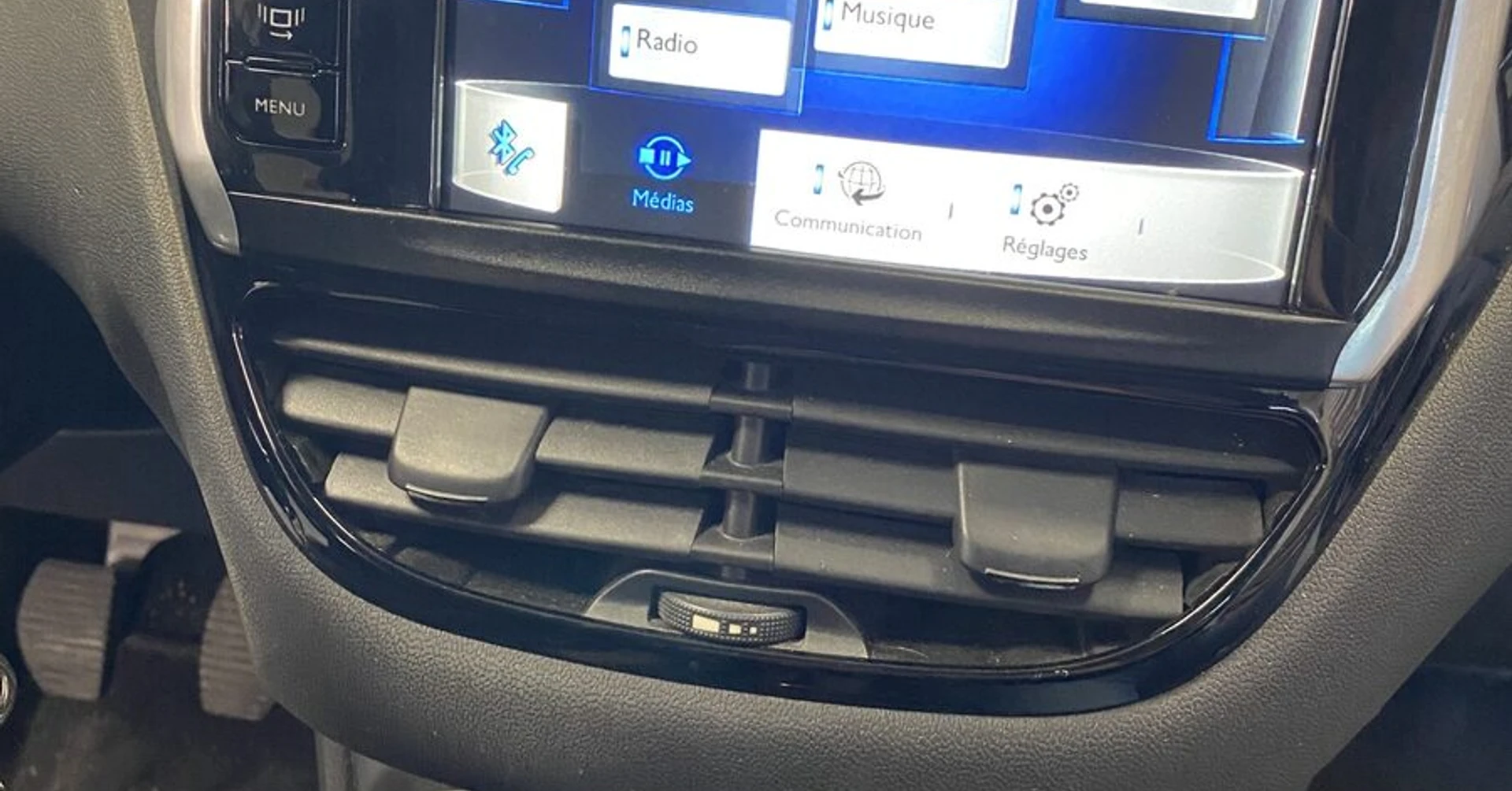 Peugeot 208 2016 : réparation de l'autoradio qui redémarre