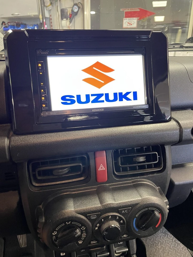 Suzuki Jimny 2024 : Kenwood DNX5190DAB et caméra de recul