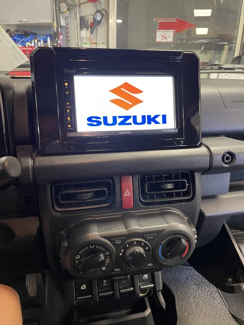 Suzuki Jimny 2024 : Kenwood DNX5190DAB et caméra de recul
