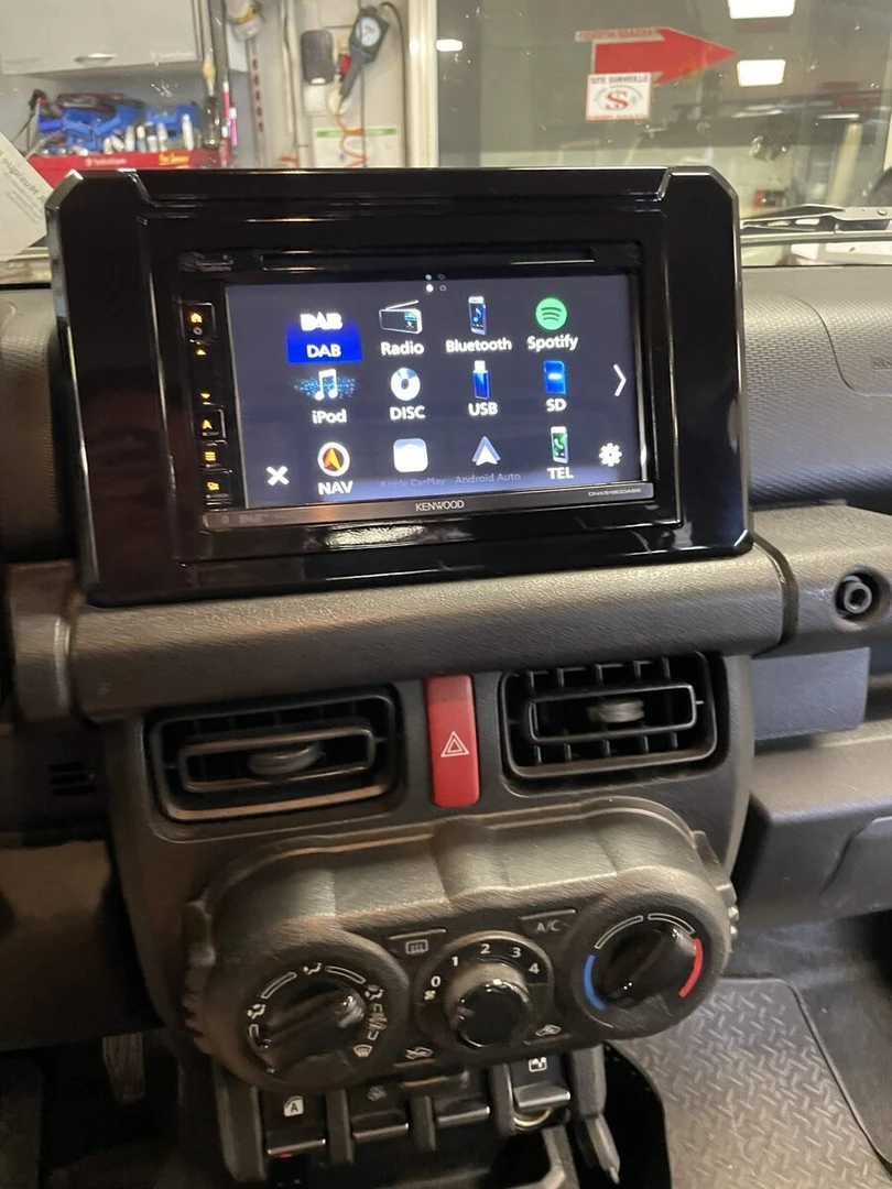 Suzuki Jimny 2024 : Kenwood DNX5190DAB et caméra de recul