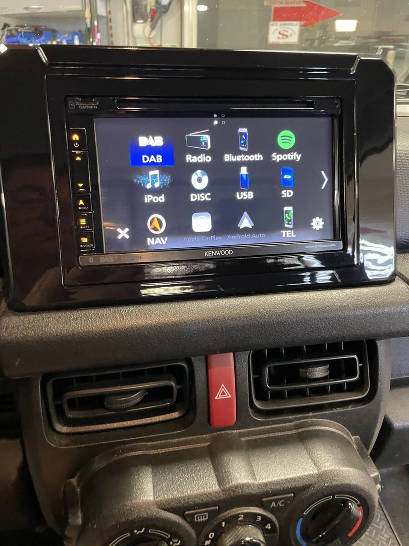 Suzuki Jimny 2024 : Kenwood DNX5190DAB et caméra de recul
