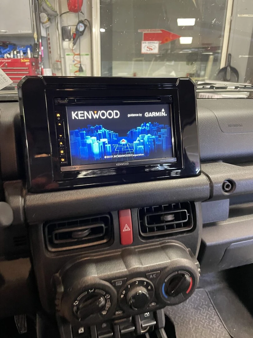 Suzuki Jimny 2024 : Kenwood DNX5190DAB et caméra de recul