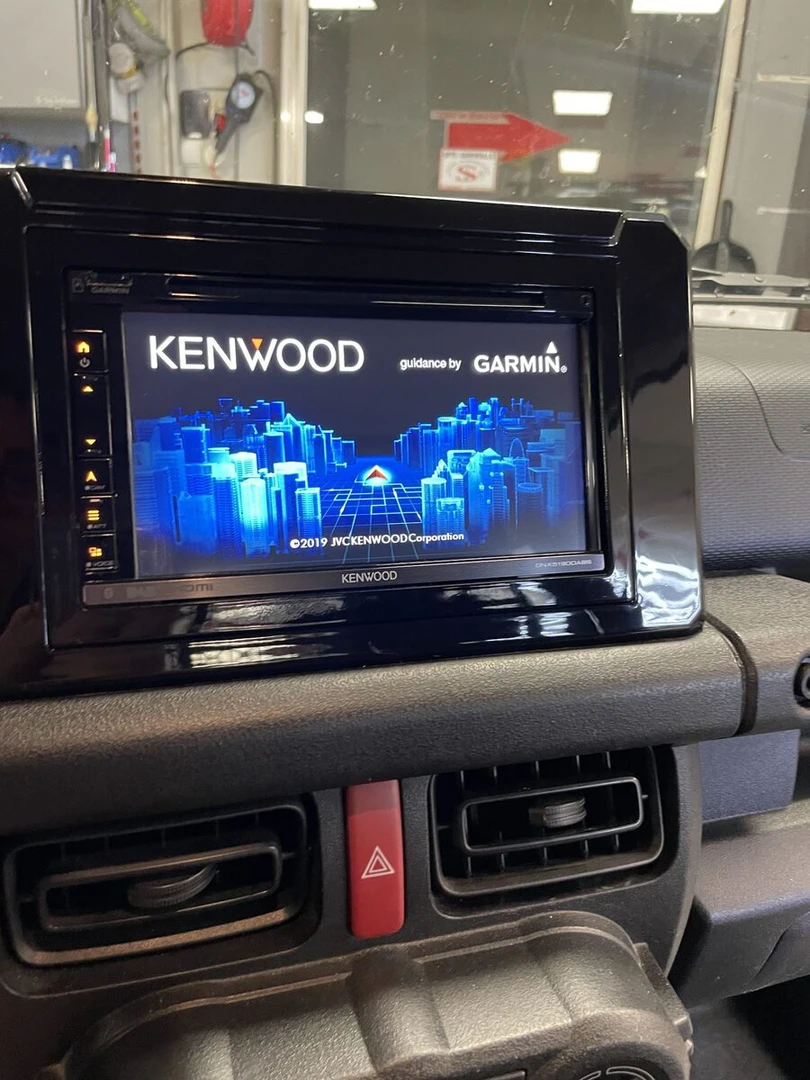 Suzuki Jimny 2024 : Kenwood DNX5190DAB et caméra de recul