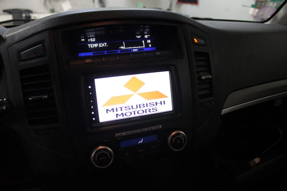 Mitsubishi Pajero : autoradio GPS avec reprise du Power Sound System