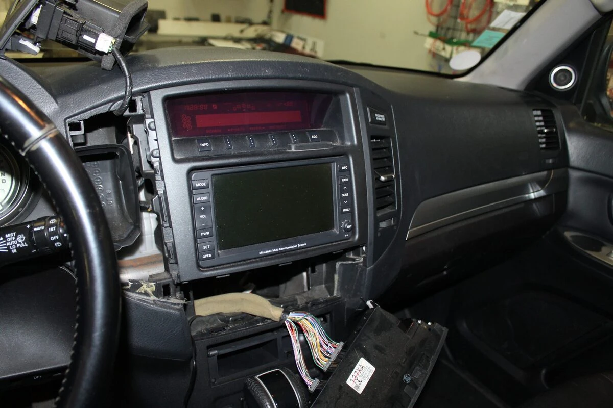 Mitsubishi Pajero : autoradio GPS avec reprise du Power Sound System