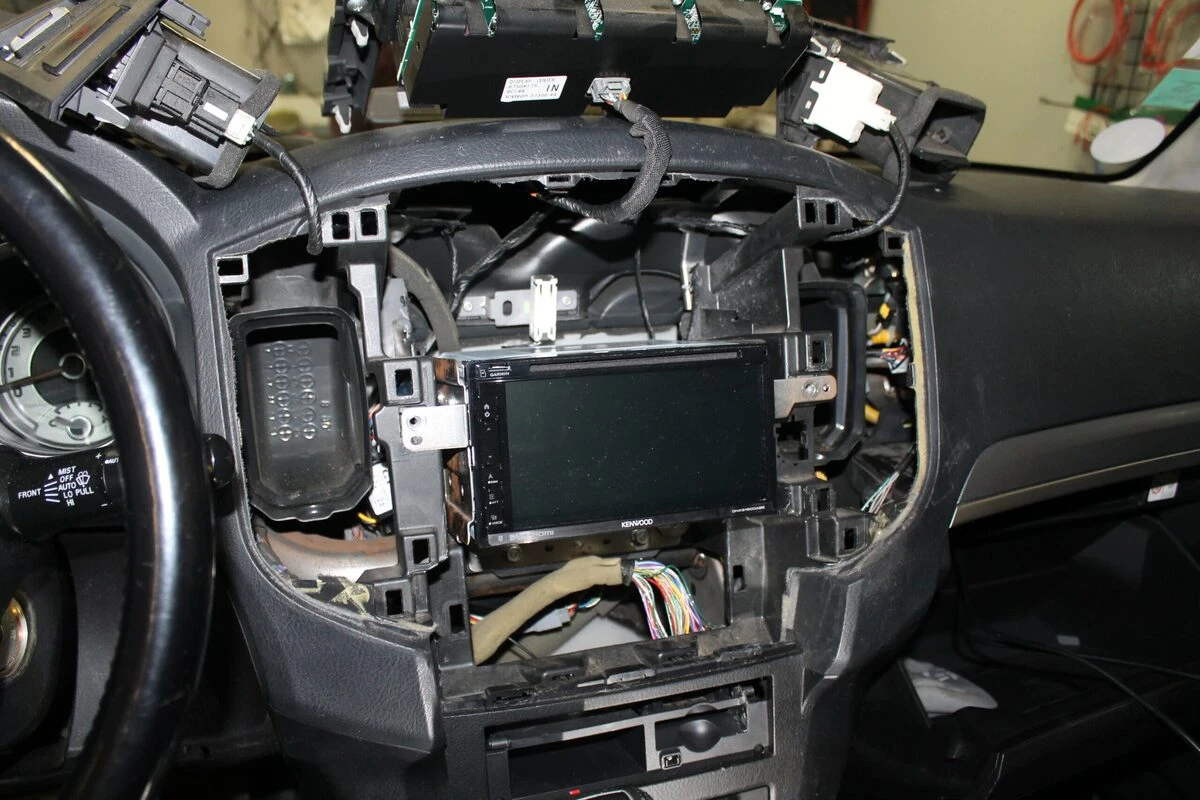 Mitsubishi Pajero : autoradio GPS avec reprise du Power Sound System