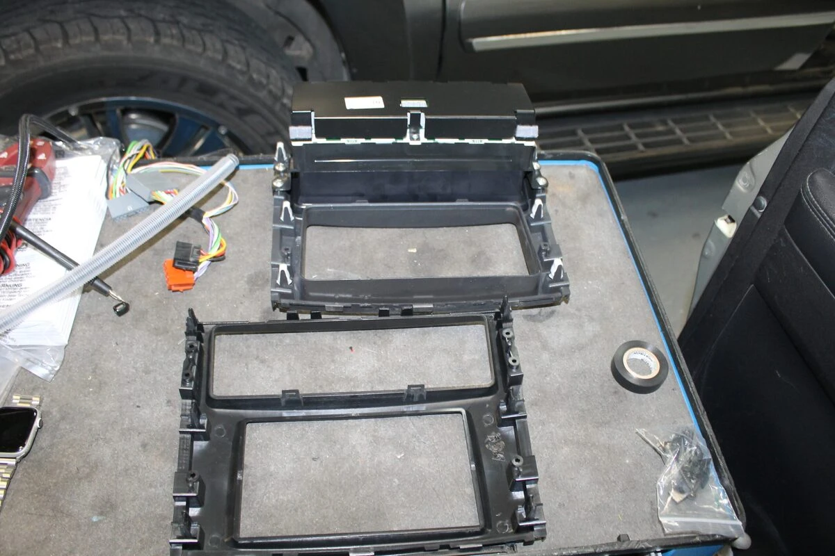 Mitsubishi Pajero : autoradio GPS avec reprise du Power Sound System