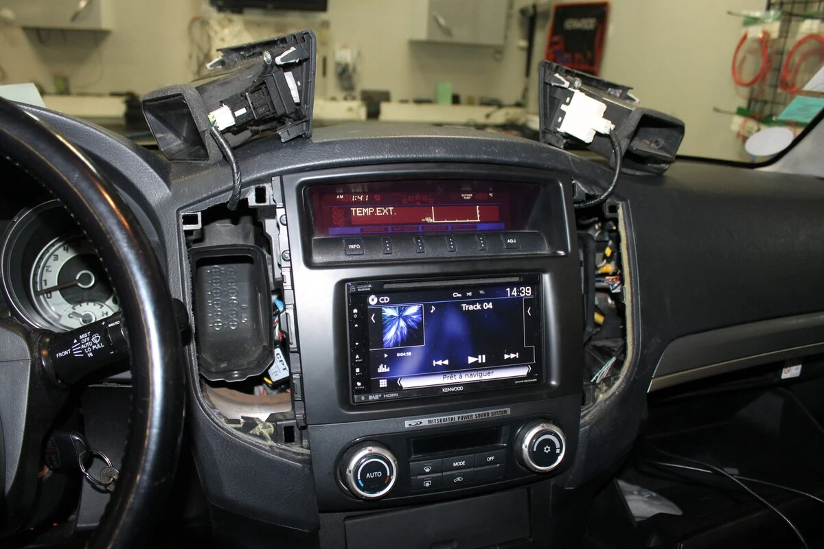 Mitsubishi Pajero : autoradio GPS avec reprise du Power Sound System