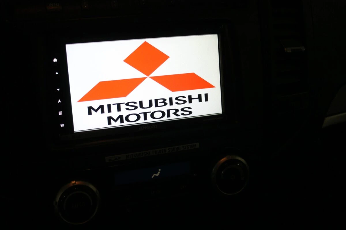 Mitsubishi Pajero : autoradio GPS avec reprise du Power Sound System