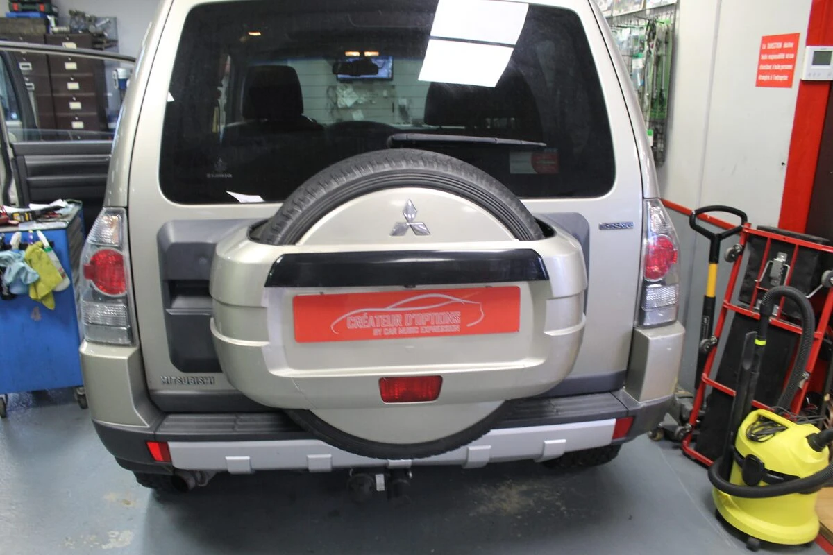 Mitsubishi Pajero : autoradio GPS avec reprise du Power Sound System