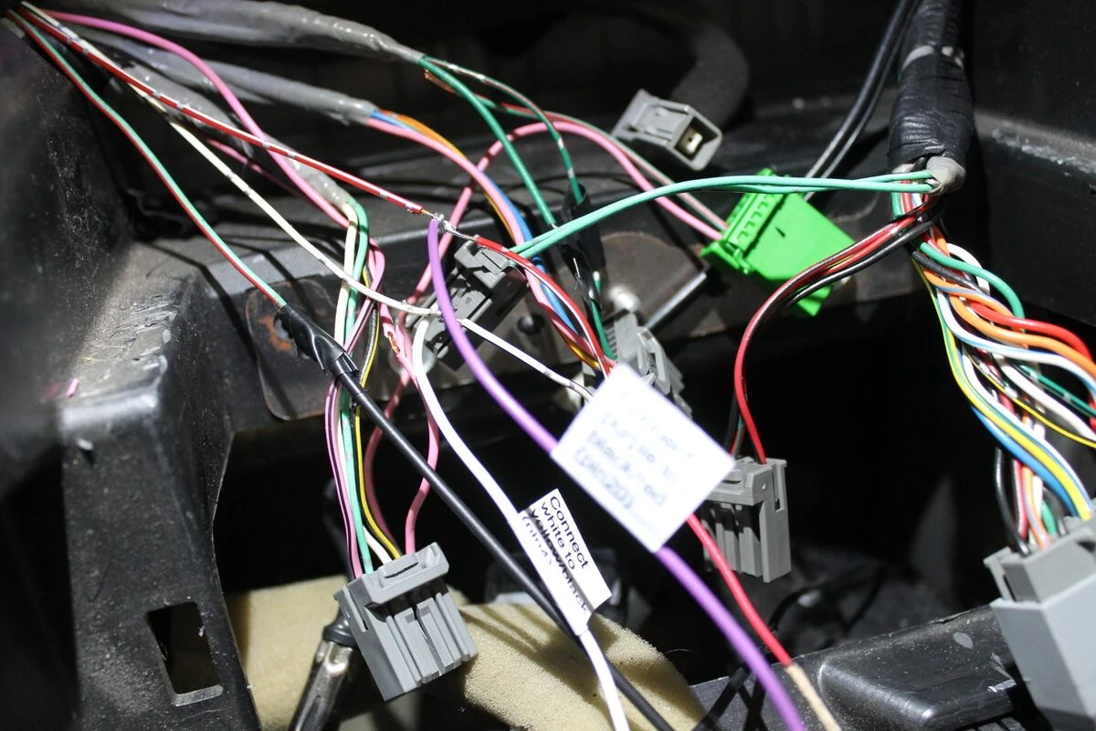 Mitsubishi Pajero : autoradio GPS avec reprise du Power Sound System