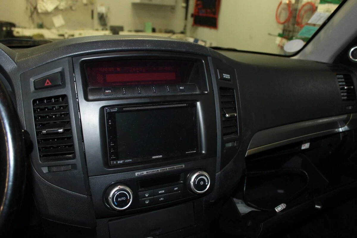 Mitsubishi Pajero : autoradio GPS avec reprise du Power Sound System