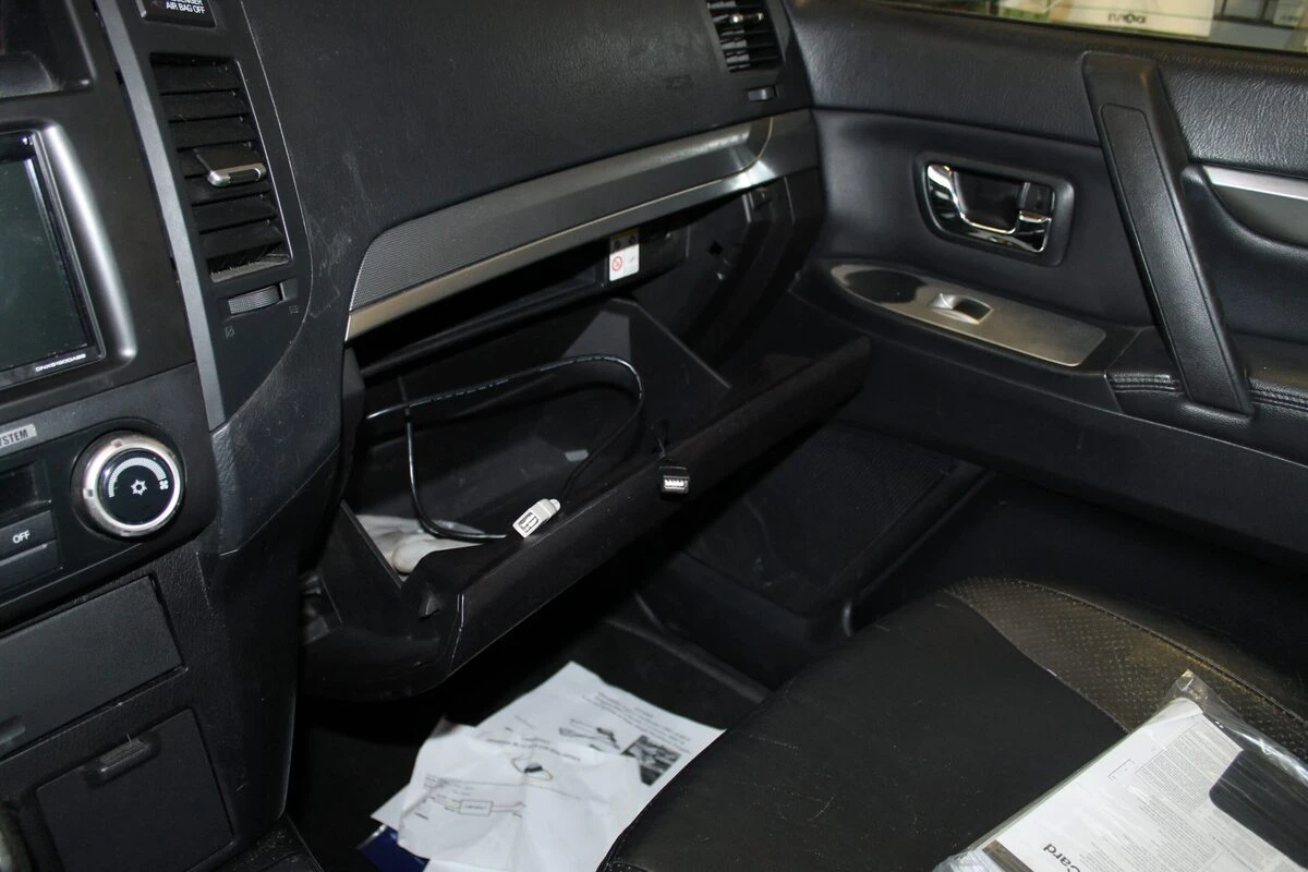 Mitsubishi Pajero : autoradio GPS avec reprise du Power Sound System