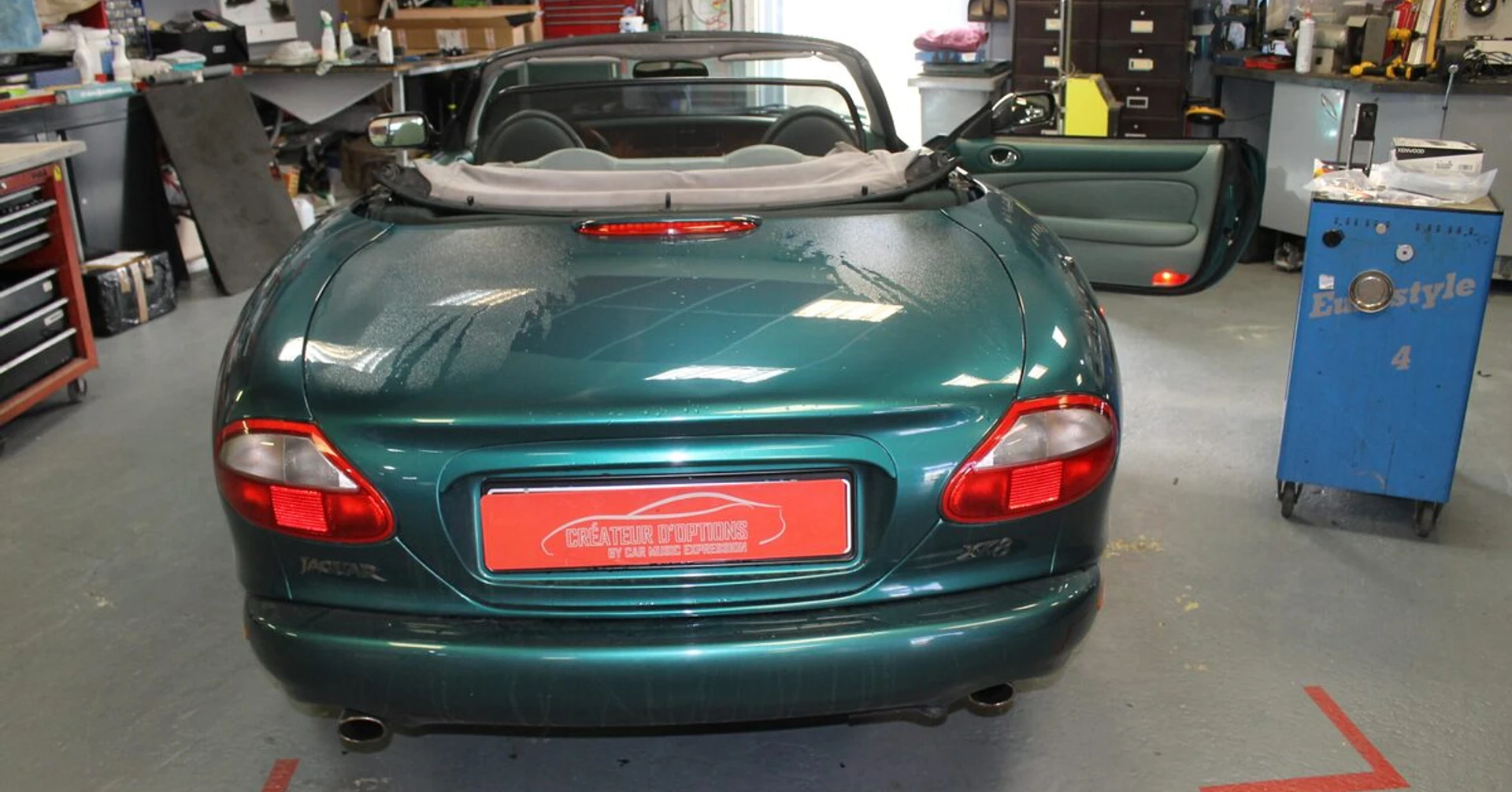 Jaguar XK8 Cabriolet : Kenwood et commandes au volant