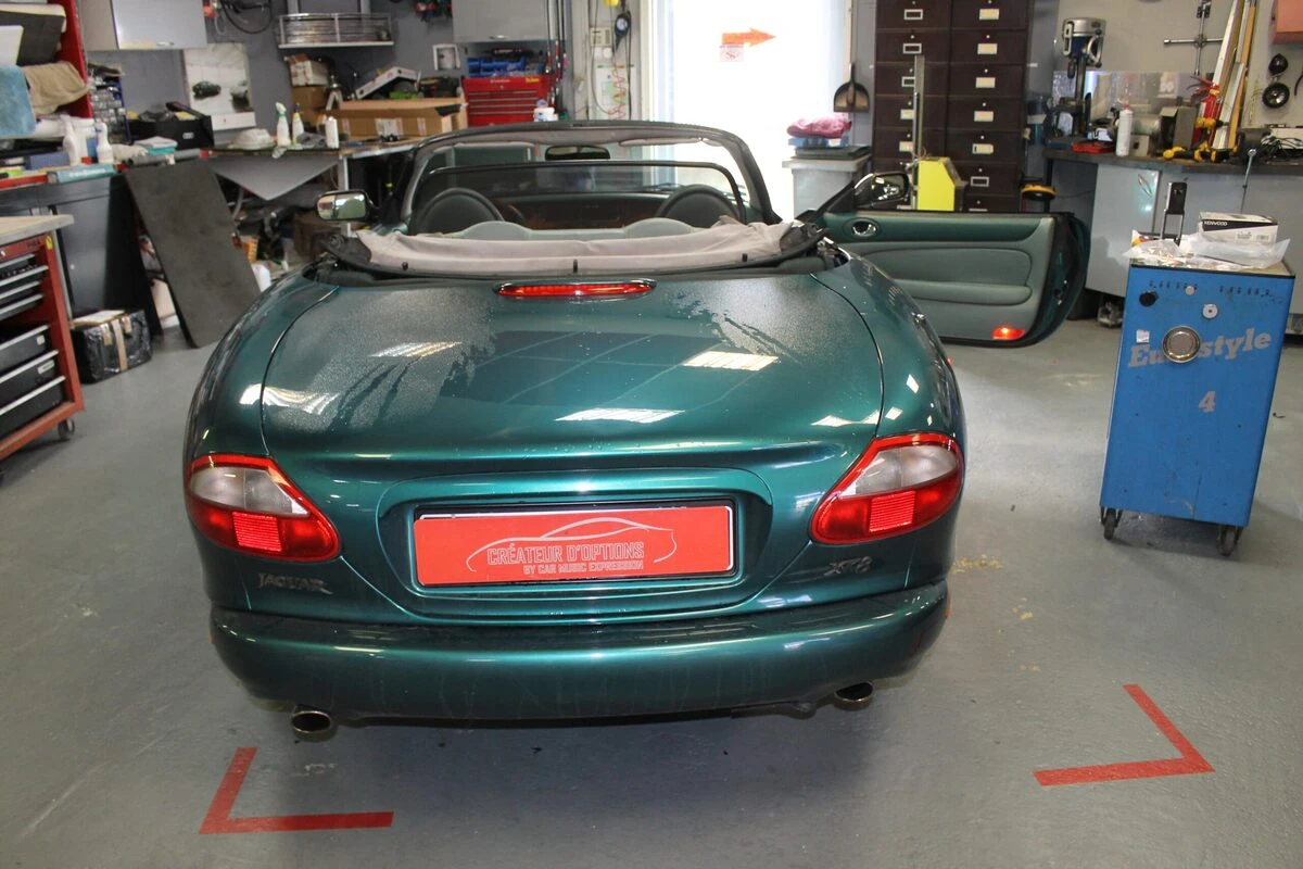 Jaguar XK8 Cabriolet : autoradio Kenwood avec commandes au volant d'origine