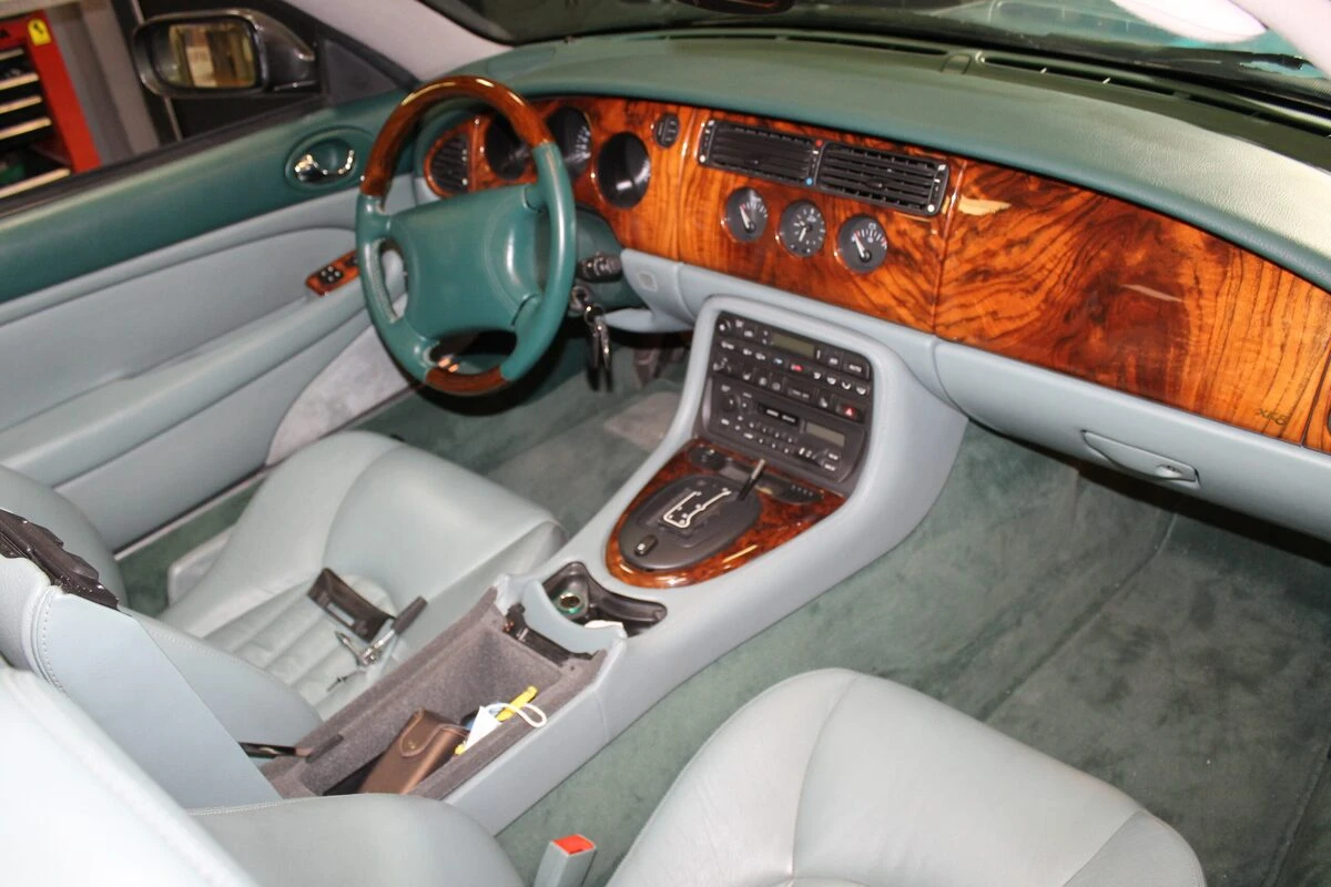 Jaguar XK8 Cabriolet : autoradio Kenwood avec commandes au volant d'origine