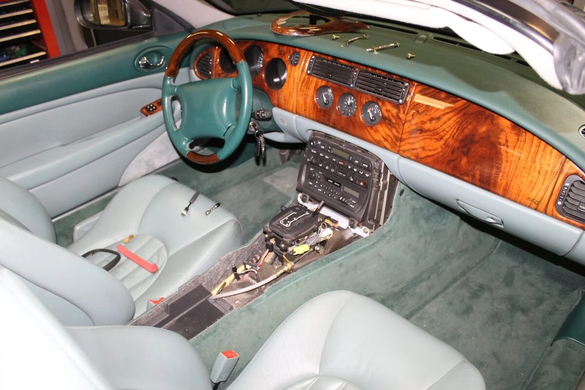 Jaguar XK8 Cabriolet : autoradio Kenwood avec commandes au volant d'origine