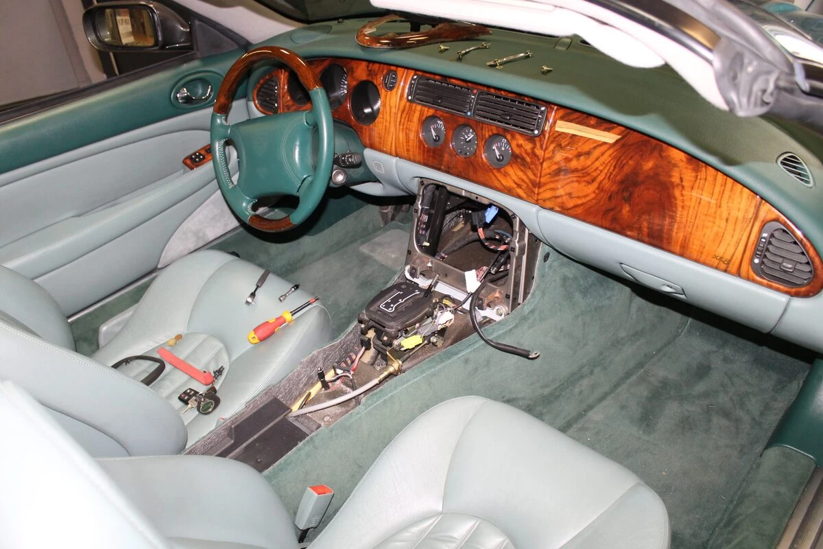 Jaguar XK8 Cabriolet : autoradio Kenwood avec commandes au volant d'origine
