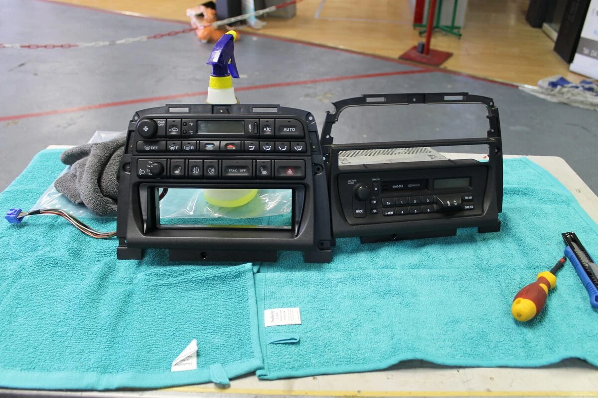 Jaguar XK8 Cabriolet : autoradio Kenwood avec commandes au volant d'origine