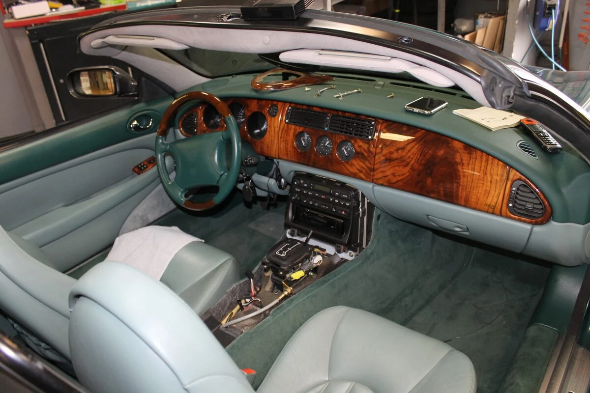 Jaguar XK8 Cabriolet : autoradio Kenwood avec commandes au volant d'origine