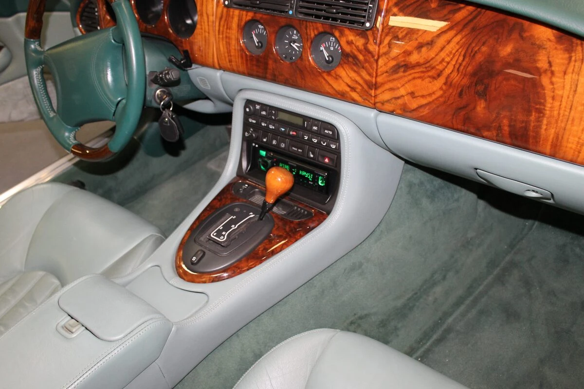 Jaguar XK8 Cabriolet : autoradio Kenwood avec commandes au volant d'origine