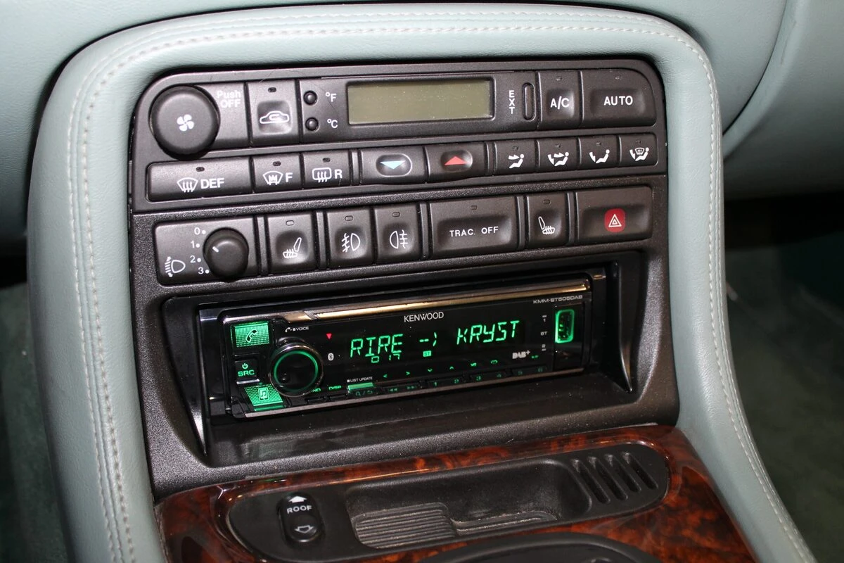 Jaguar XK8 Cabriolet : autoradio Kenwood avec commandes au volant d'origine