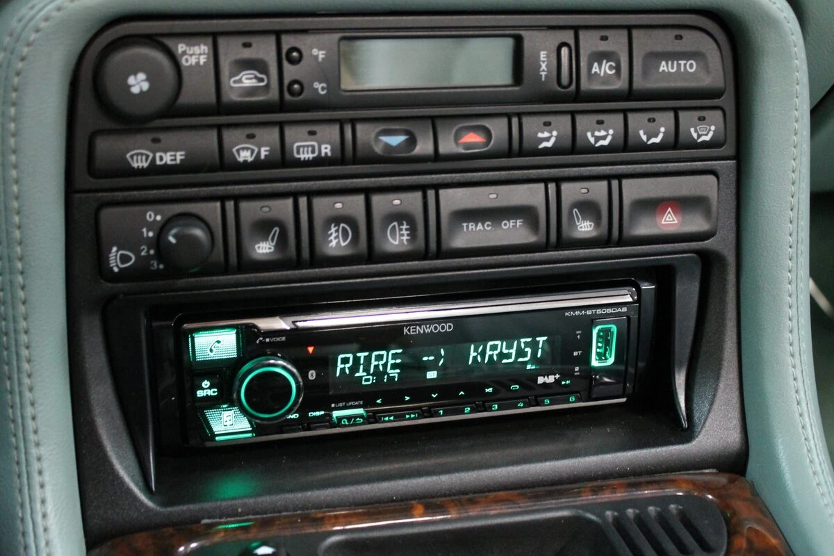 Jaguar XK8 Cabriolet : autoradio Kenwood avec commandes au volant d'origine