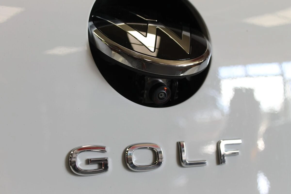 Golf 8 2024 : caméra de recul dans le logo et codage 5F