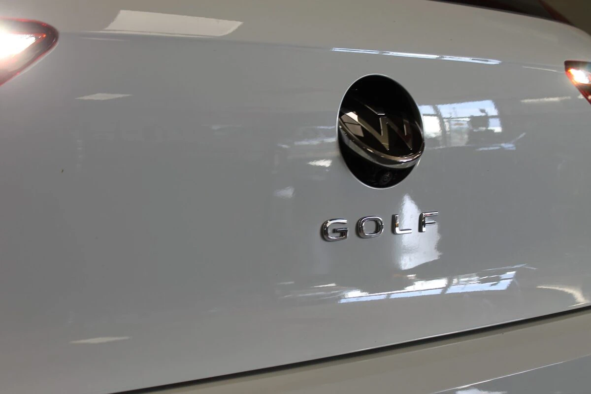 Golf 8 2024 : caméra de recul dans le logo et codage 5F