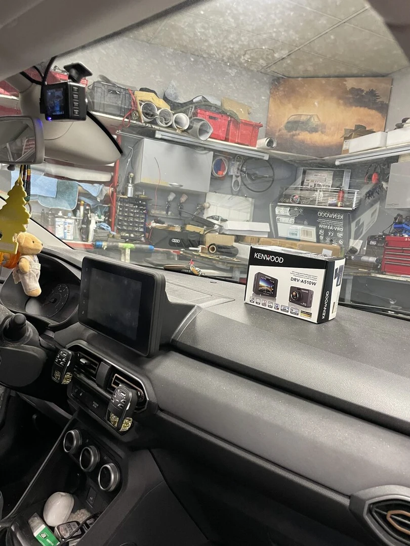 Dacia Sandero 2025 : dashcam Kenwood avant, arrière et mode parking