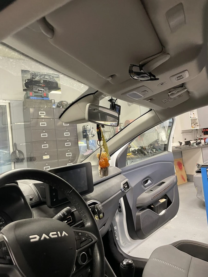 Dacia Sandero 2025 : dashcam Kenwood avant, arrière et mode parking