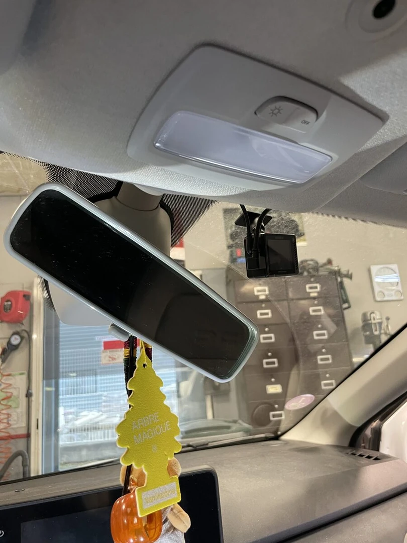 Dacia Sandero 2025 : dashcam Kenwood avant, arrière et mode parking