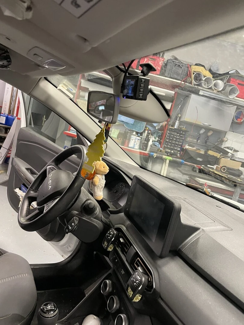 Dacia Sandero 2025 : dashcam Kenwood avant, arrière et mode parking