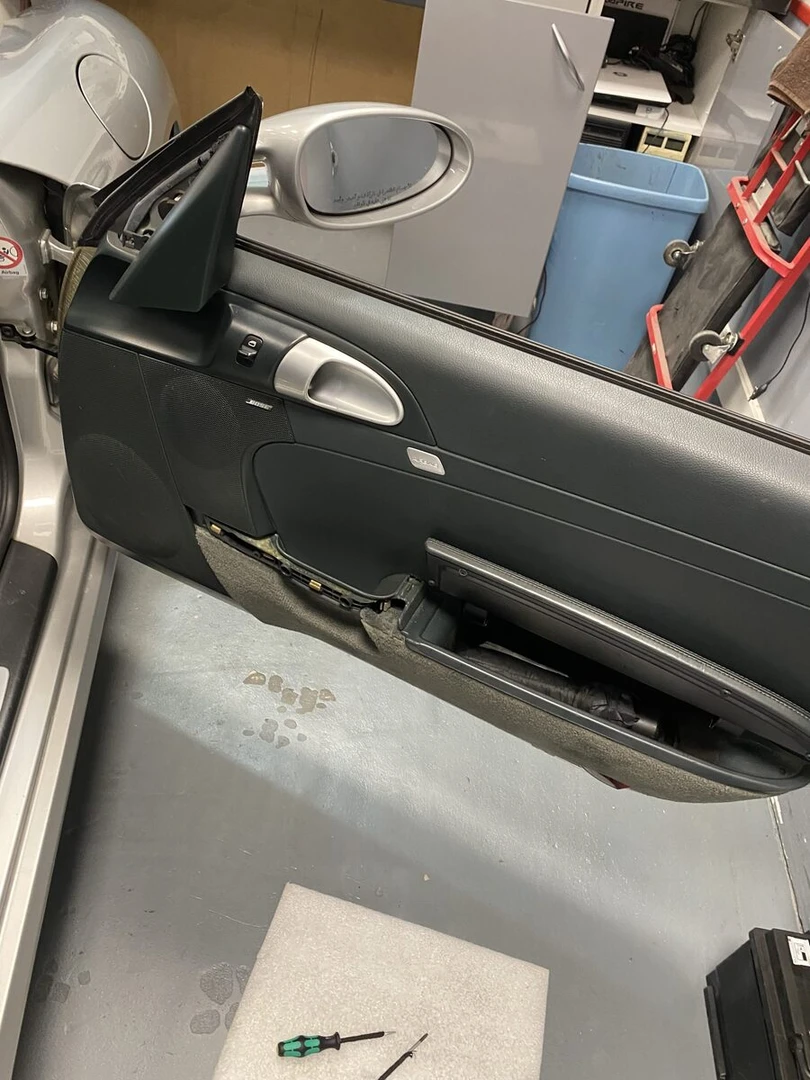 Porsche Cayman S : ampli Bose réparé et médiums BLAM