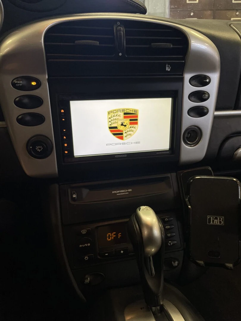Porsche 996 Cabriolet : autoradio Kenwood CarPlay et caméra de recul