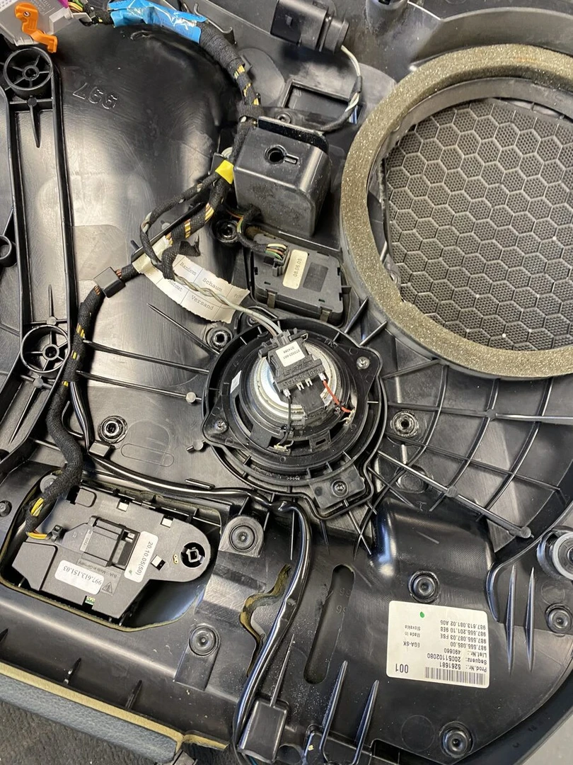 Porsche Cayman S : ampli Bose réparé et médiums BLAM
