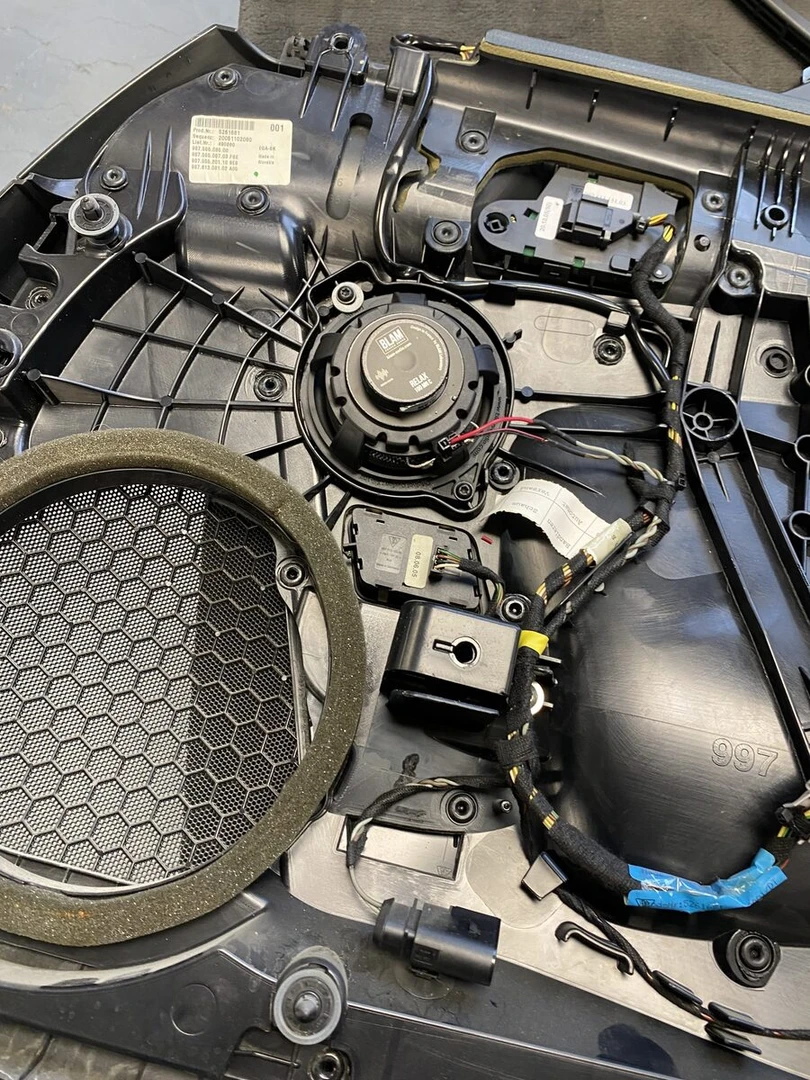 Porsche Cayman S : ampli Bose réparé et médiums BLAM