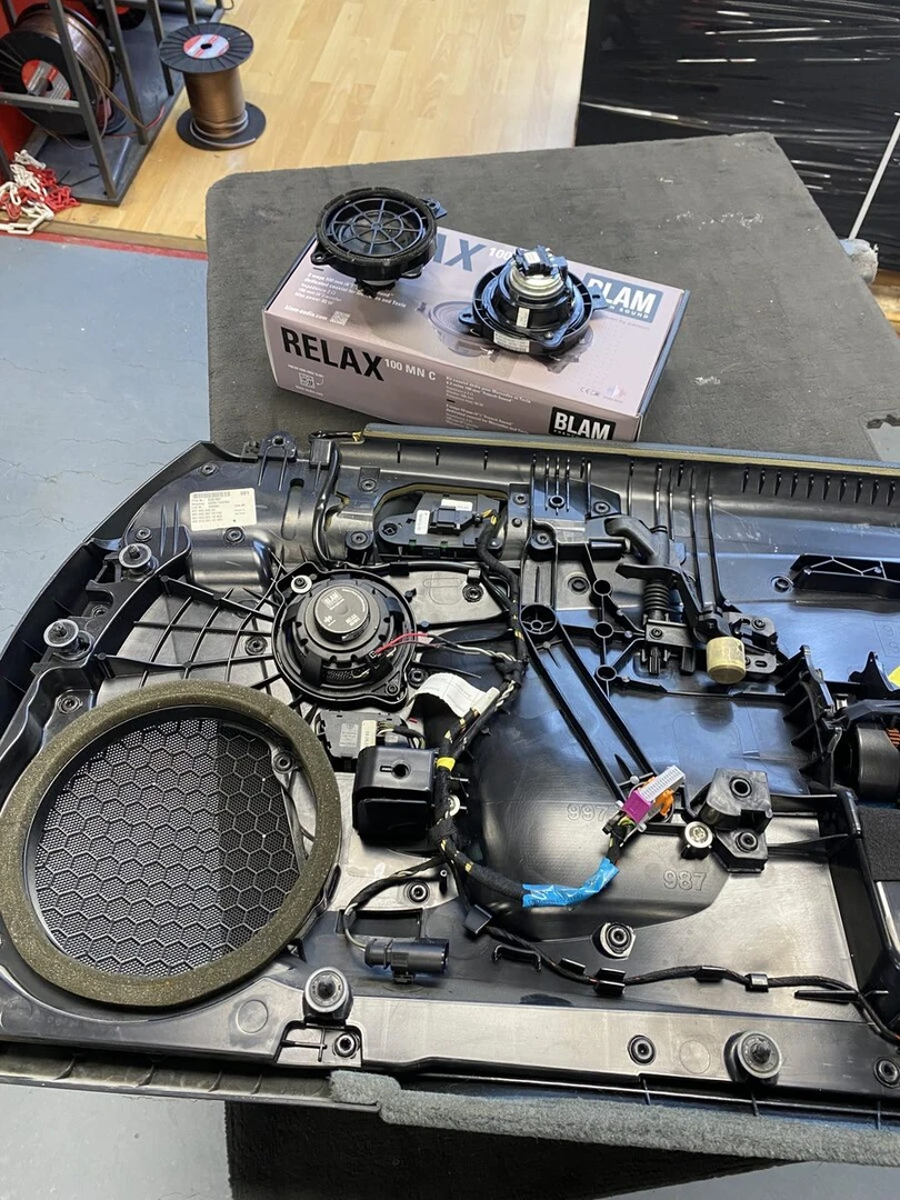 Porsche Cayman S : ampli Bose réparé et médiums BLAM