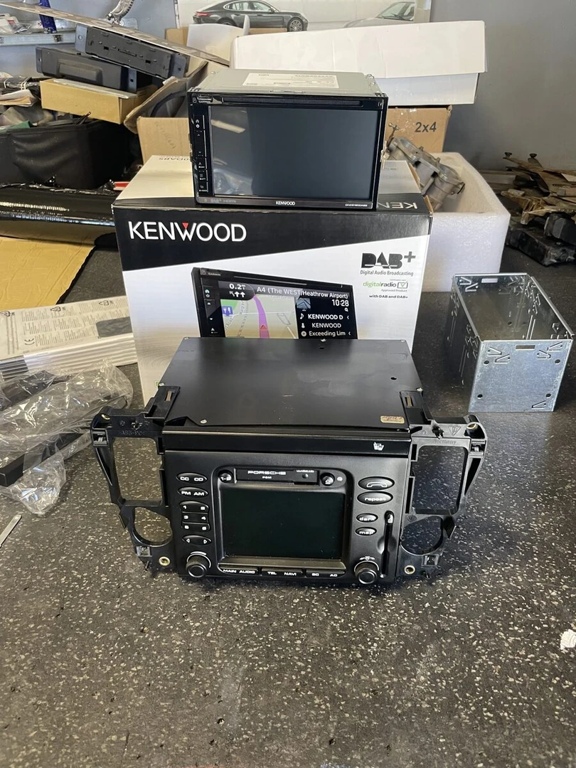 Porsche 996 Cabriolet : autoradio Kenwood CarPlay et caméra de recul